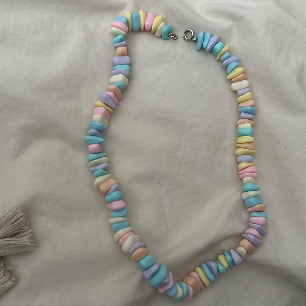 1980s Vintage Beach Necklace Of Multicolored Chipped Polished Stone